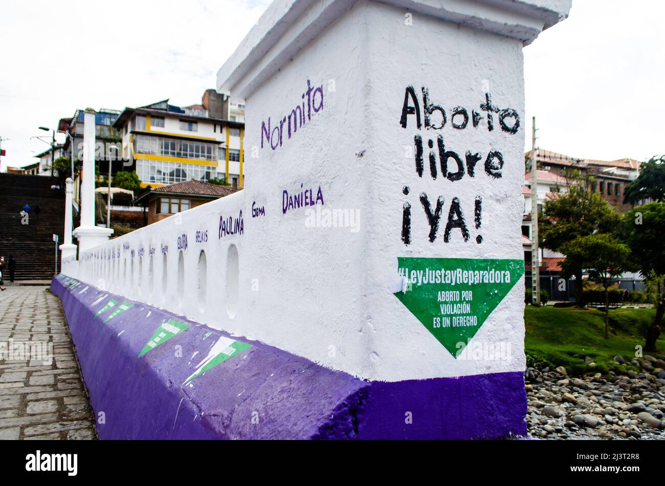 Mariano Moreno Brigde über dem berühmten Fluss Tomebamba, Es wurde mit Botschaften gemalt, die auf das Recht auf Abtreibung anspielen Stockfoto