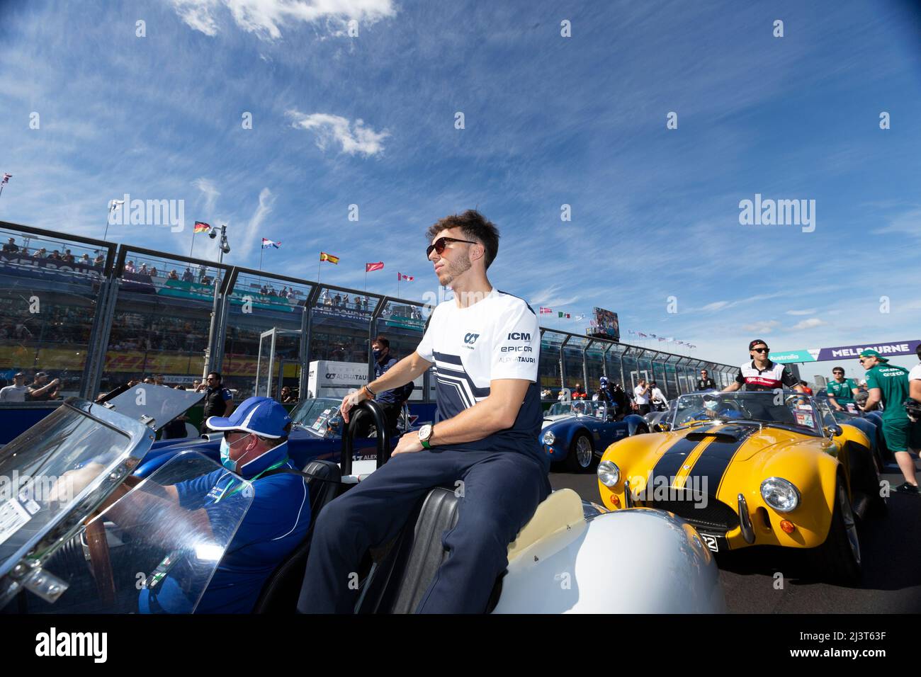 Melbourne, Australien. 10. April 2022. Pierre Gasly aus Frankreich und die Scuderia AlphaTauri bei der Fahrerparade vor dem Großen Preis von Australien 2022 auf der Rennstrecke des Albert Park Grand Prix. Kredit: SOPA Images Limited/Alamy Live Nachrichten Stockfoto