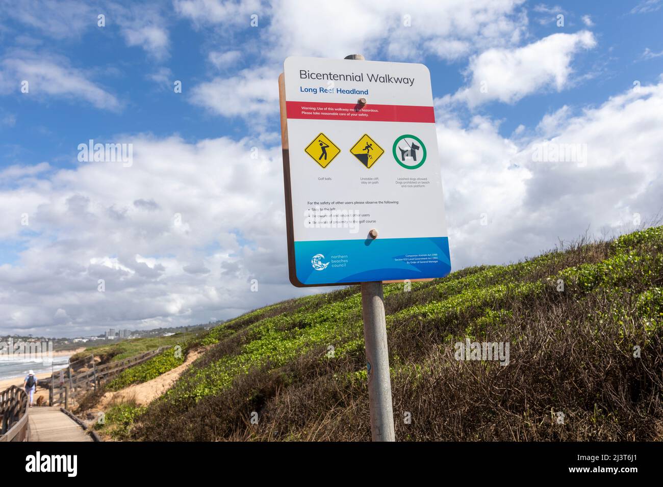 Zweihundertjährige Gehwegstrecke an der Landzunge des Long Reef an den nördlichen Stränden von Sydney, Sydney, Australien mit blauem Himmel im Hintergrund Stockfoto