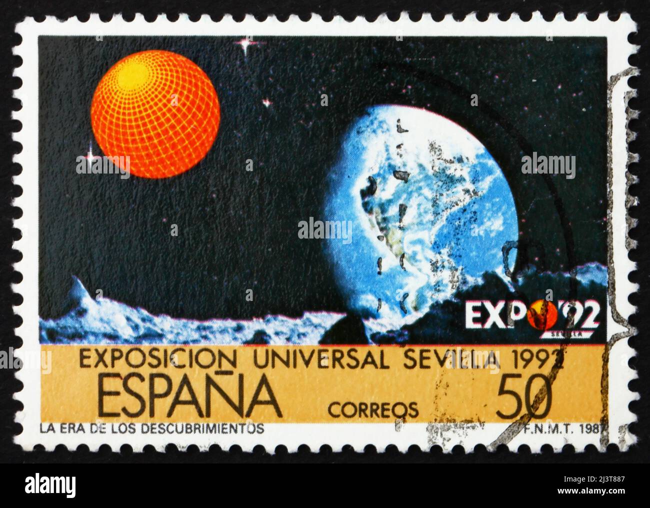 SPANIEN - UM 1987: Eine in Spanien gedruckte Marke zeigt die Erde, die Mondoberfläche, EXPO ’92 Sevilla, um 1987 Stockfoto