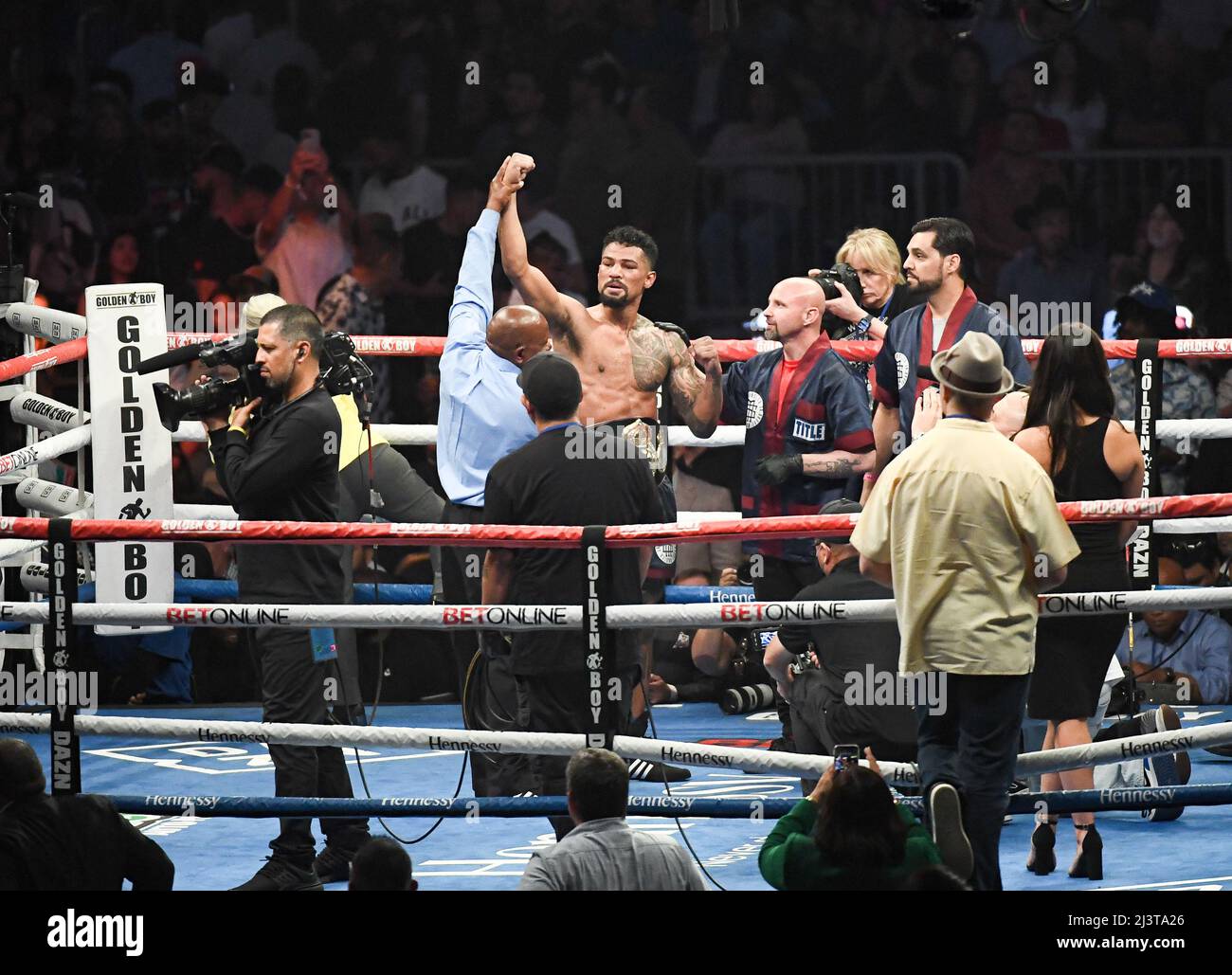 SAN ANTONIO, TX - 8. APRIL: Shane Mosley jr. Feiert seinen Sieg über Gabriel Rosado in ihrem WBA Continental Americas super Middleweight Titelkampf am 9. April 2022 im Alamodome Stadium in San Antonio, Texas, USA (Foto von Mikael Ona /PxImages) Kredit: Px Images/Alamy Live News Stockfoto