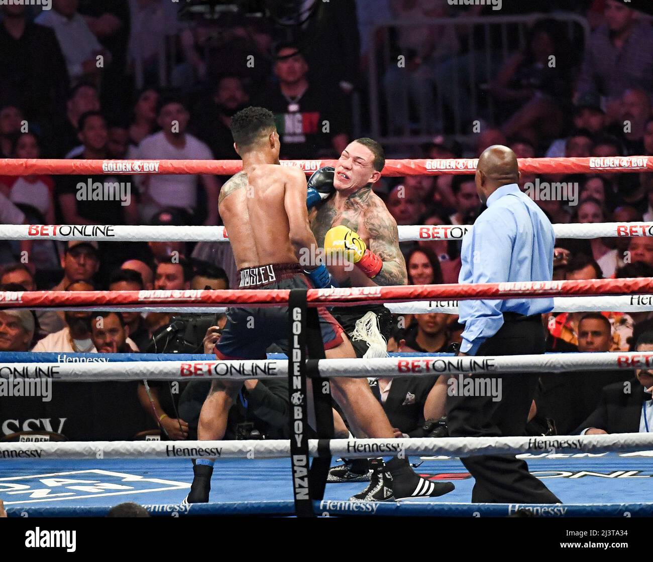 SAN ANTONIO, TX - APRIL 8: (L-R) Shane Mosley jr. Schlägt Gabriel Rosado in ihrem WBA Continental Americas super Middleweight Titelkampf im Alamodome Stadium am 9. April 2022 in San Antonio, Texas, USA (Foto von Mikael Ona /PxImages) Kredit: Px Images/Alamy Live News Stockfoto