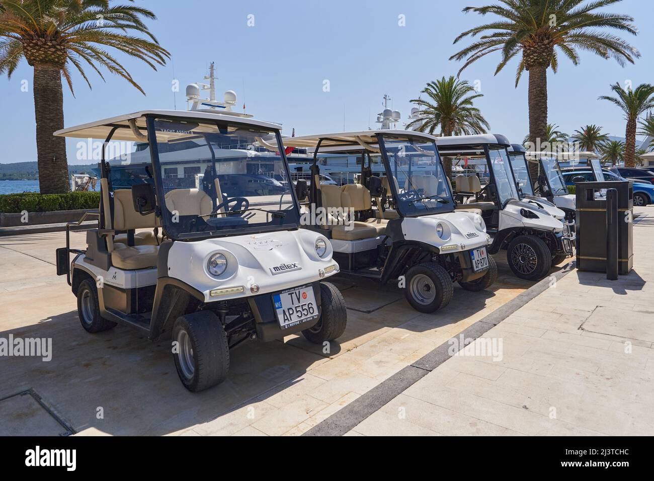 TIVAT, MONTENEGRO - 15. JULI 2021: Elektrische Golfautos für Mitarbeiter im Hafen von Porto Montenegro Stockfoto