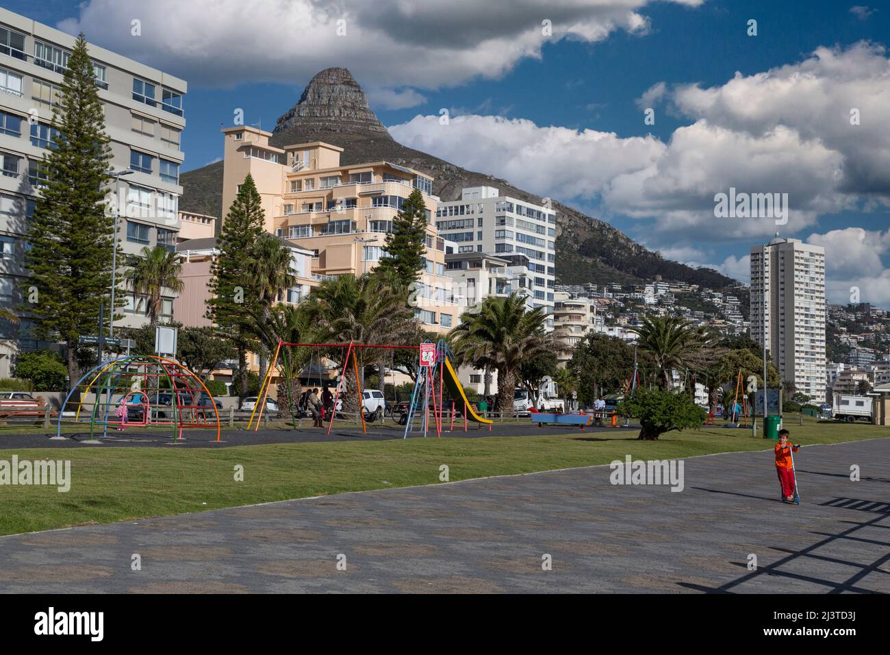 Südafrika, Kapstadt. Kinderspielplatz an der Sea Point Promenade. Löwenkopf im Hintergrund. Stockfoto