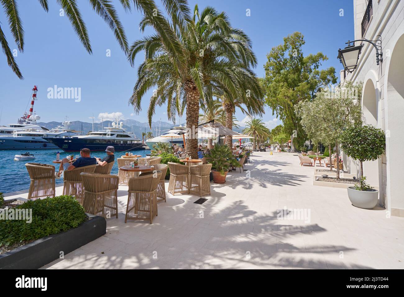 TIVAT, MONTENEGRO - 15. JULI 2021: Luxuriöse Promenade von Porto Montenegro mit Straßenrestaurants Stockfoto