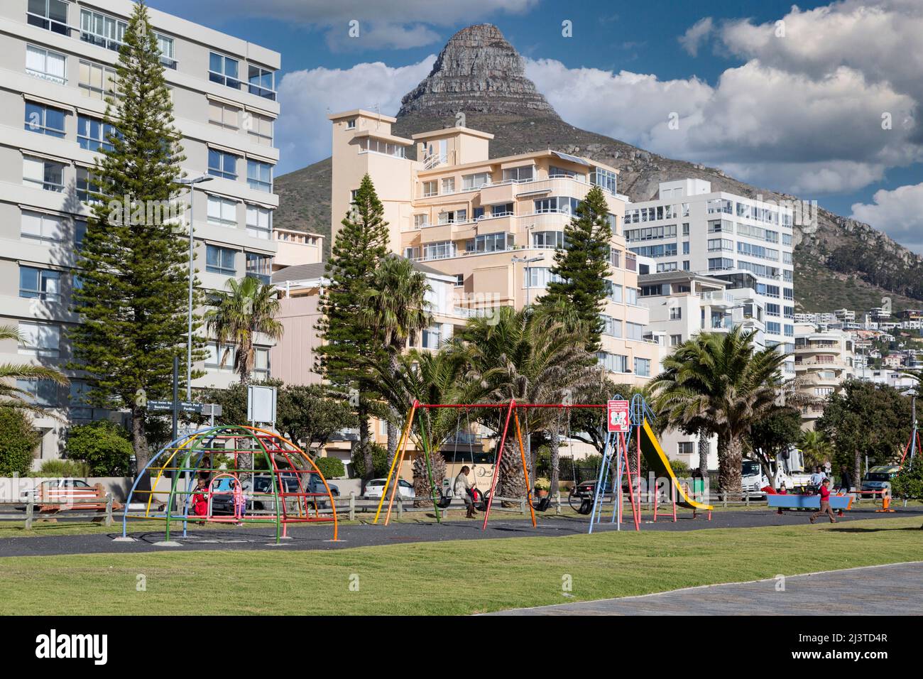 Südafrika, Kapstadt. Kinderspielplatz an der Sea Point Promenade. Löwenkopf im Hintergrund. Stockfoto
