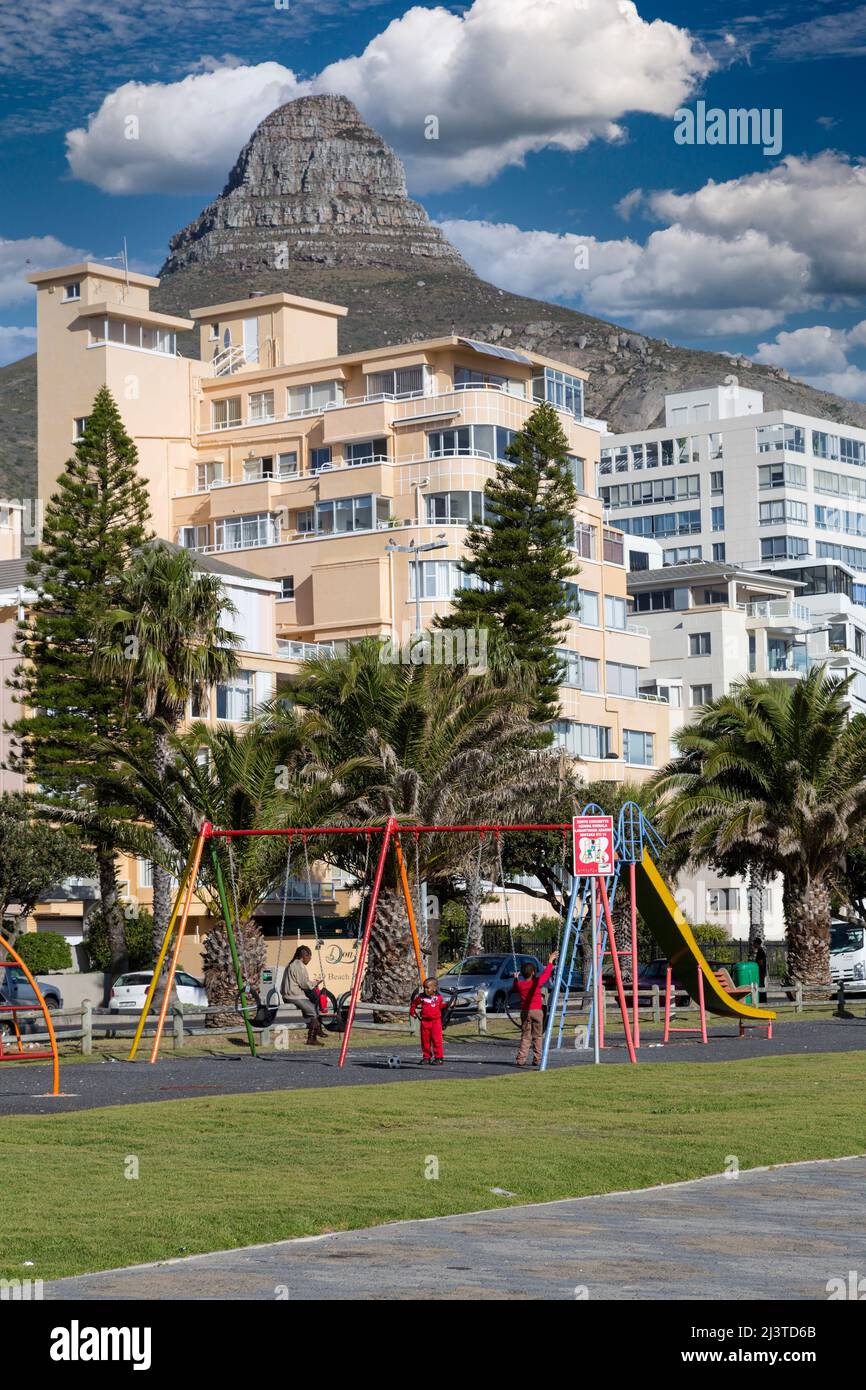 Südafrika, Kapstadt. Kinderspielplatz an der Sea Point Promenade. Löwenkopf im Hintergrund. Stockfoto