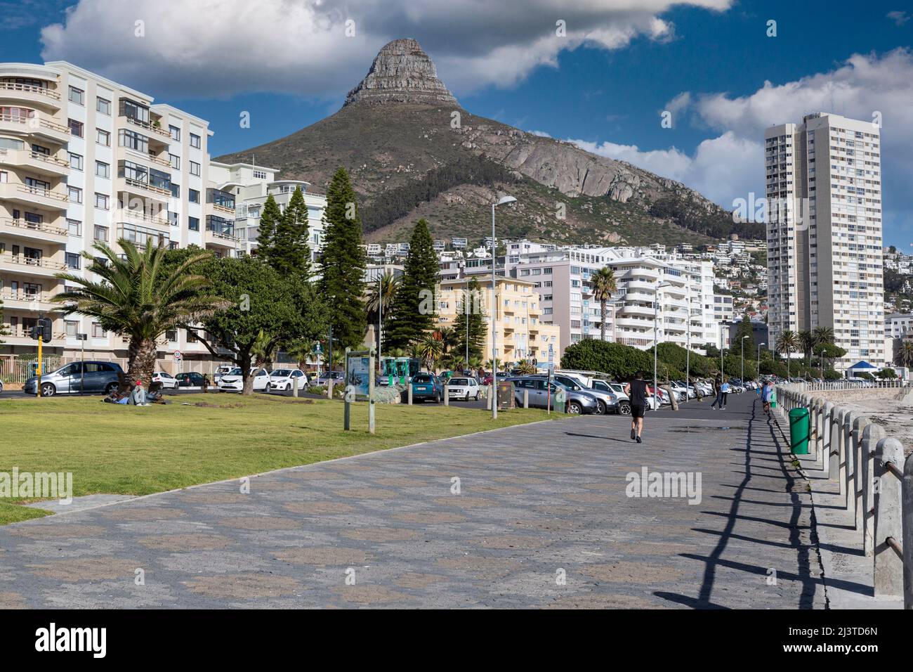 Südafrika, Kapstadt. Sea Point Promenade. Löwenkopf im Hintergrund. Stockfoto