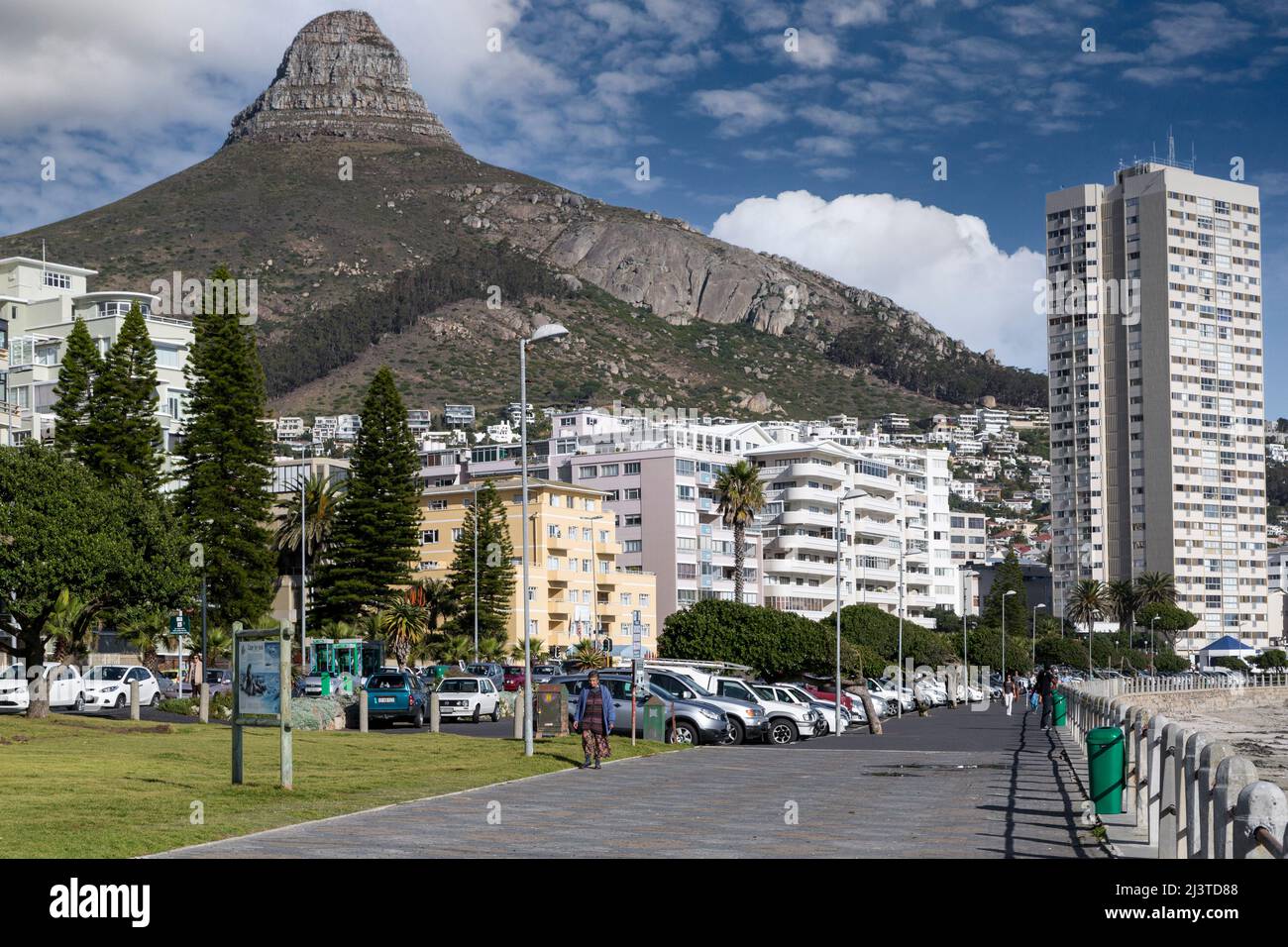 Südafrika, Kapstadt. Sea Point Promenade. Löwenkopf im Hintergrund. Stockfoto