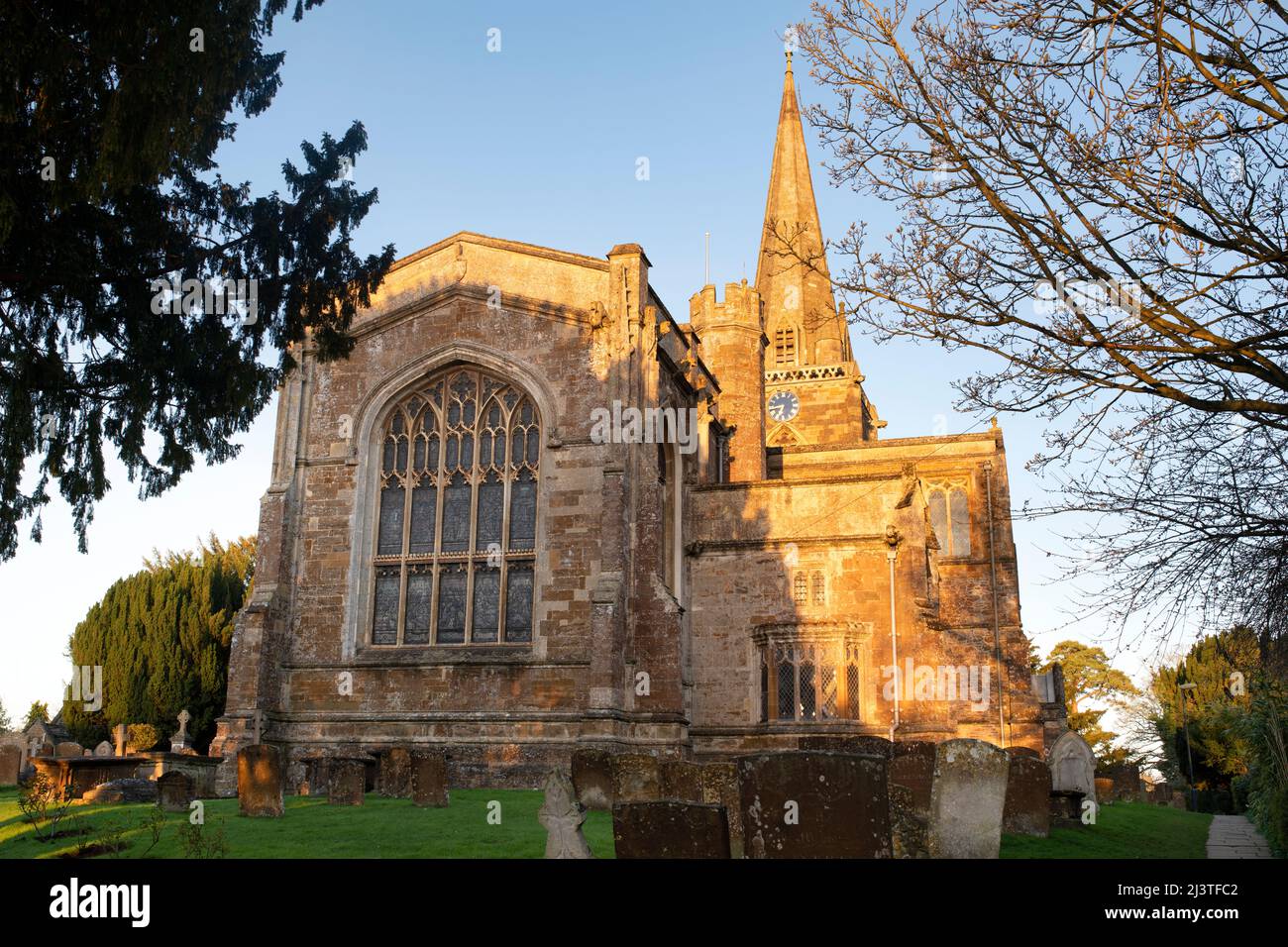 St. Mary's Kirche bei Sonnenaufgang im Frühjahr. Adderbury, Oxfordshire, England Stockfoto