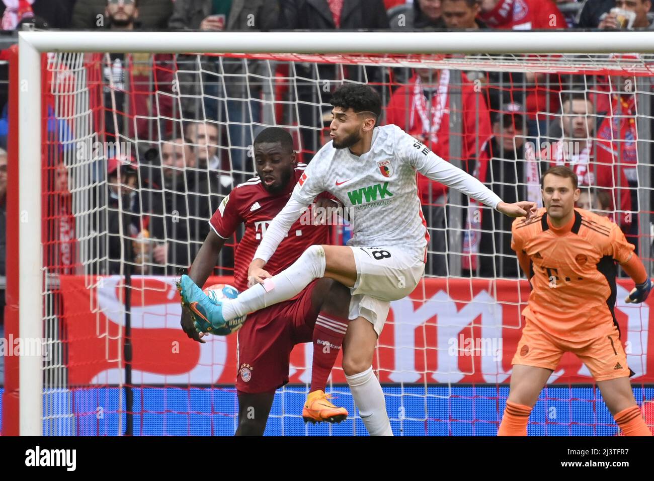 Ricardo Daniel PEPI (FC Augsburg), Action, Duelle gegen Dayot UPAMECANO (FC Bayern München). Fußball 1. Bundesliga-Saison 2021/2022, 29.Spieltag, matchday29. FC Bayern München - FC Augsburg 1-0 am 9.. April 2022, ALLIANZARENA München. Stockfoto