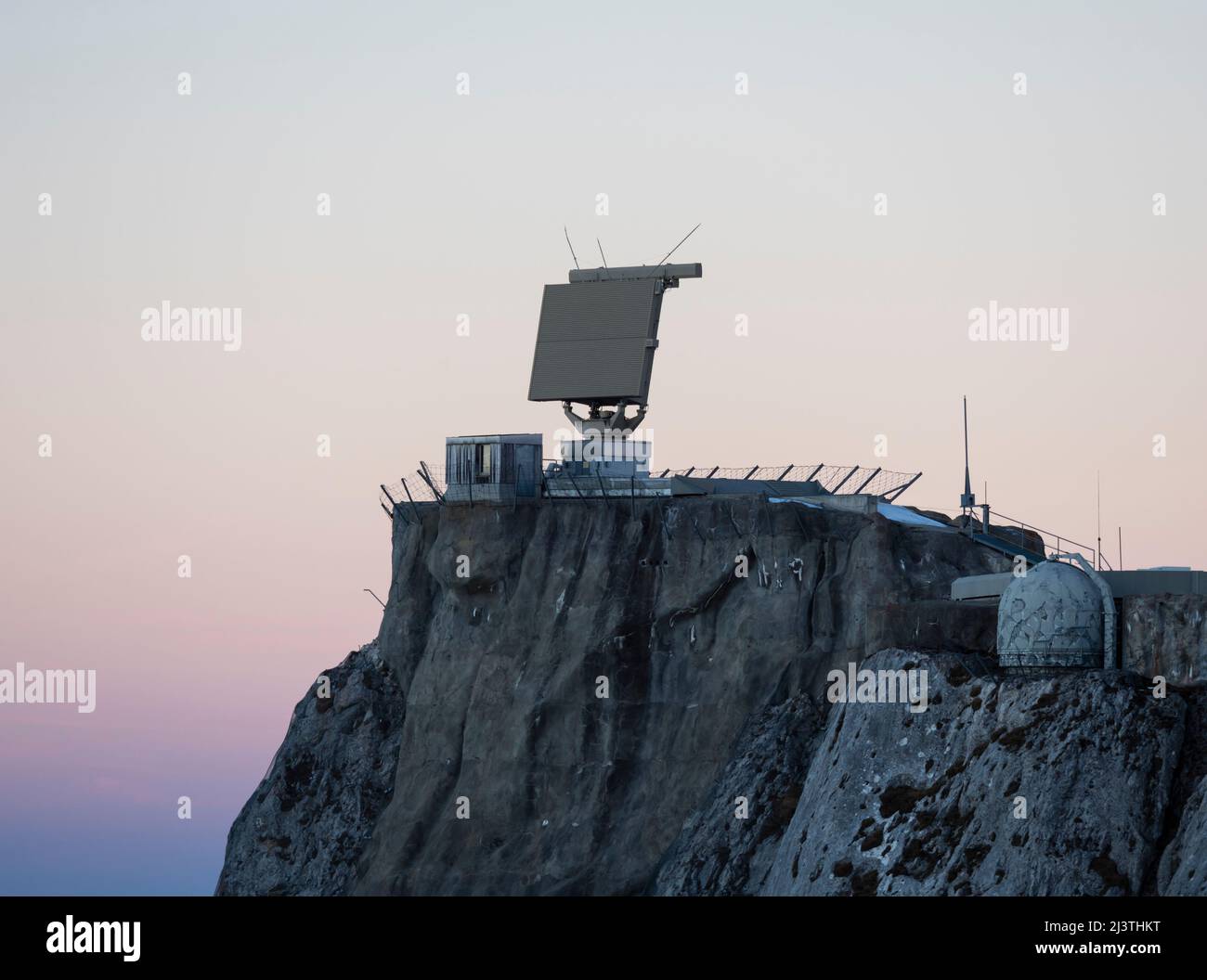 Militärische Radarantenne zur Luftaufklärung auf dem Gipfel des Pilatus (Pilatus Kulm, alt. 2132m) in den Schweizer alpen. Stockfoto