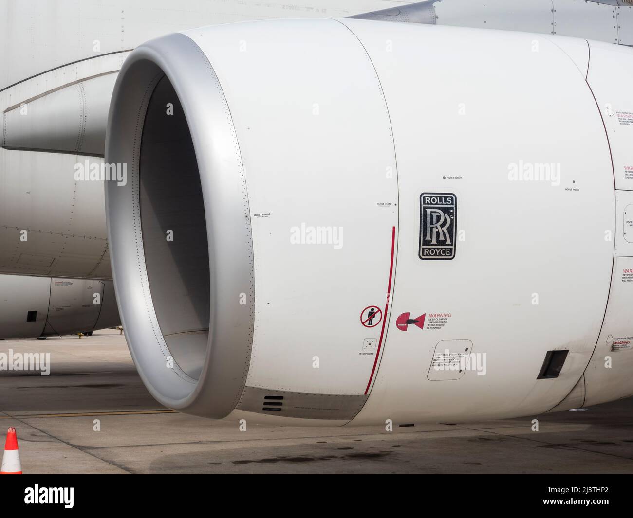 Nahaufnahme eines Rolls-Royce-Düsenmotors eines Airbus-Passagierflugzeugs Stockfoto