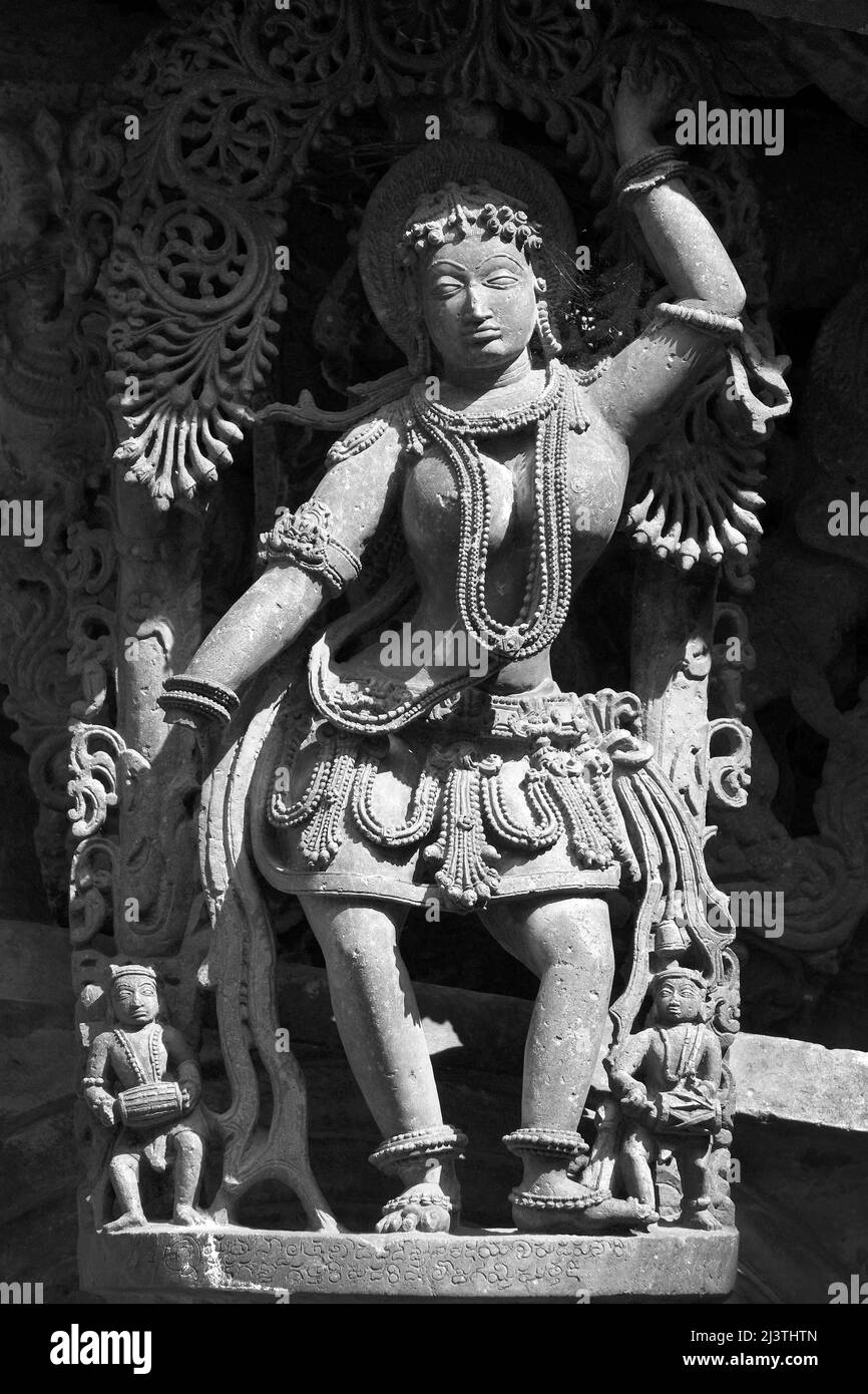 Steinskulptur der schönen Frau (Madanikas) mit selektivem Fokus, 12. Jahrhundert Hindu-Tempel, Alte Steinkunst und Skulpturen in jeder Säule, Che Stockfoto