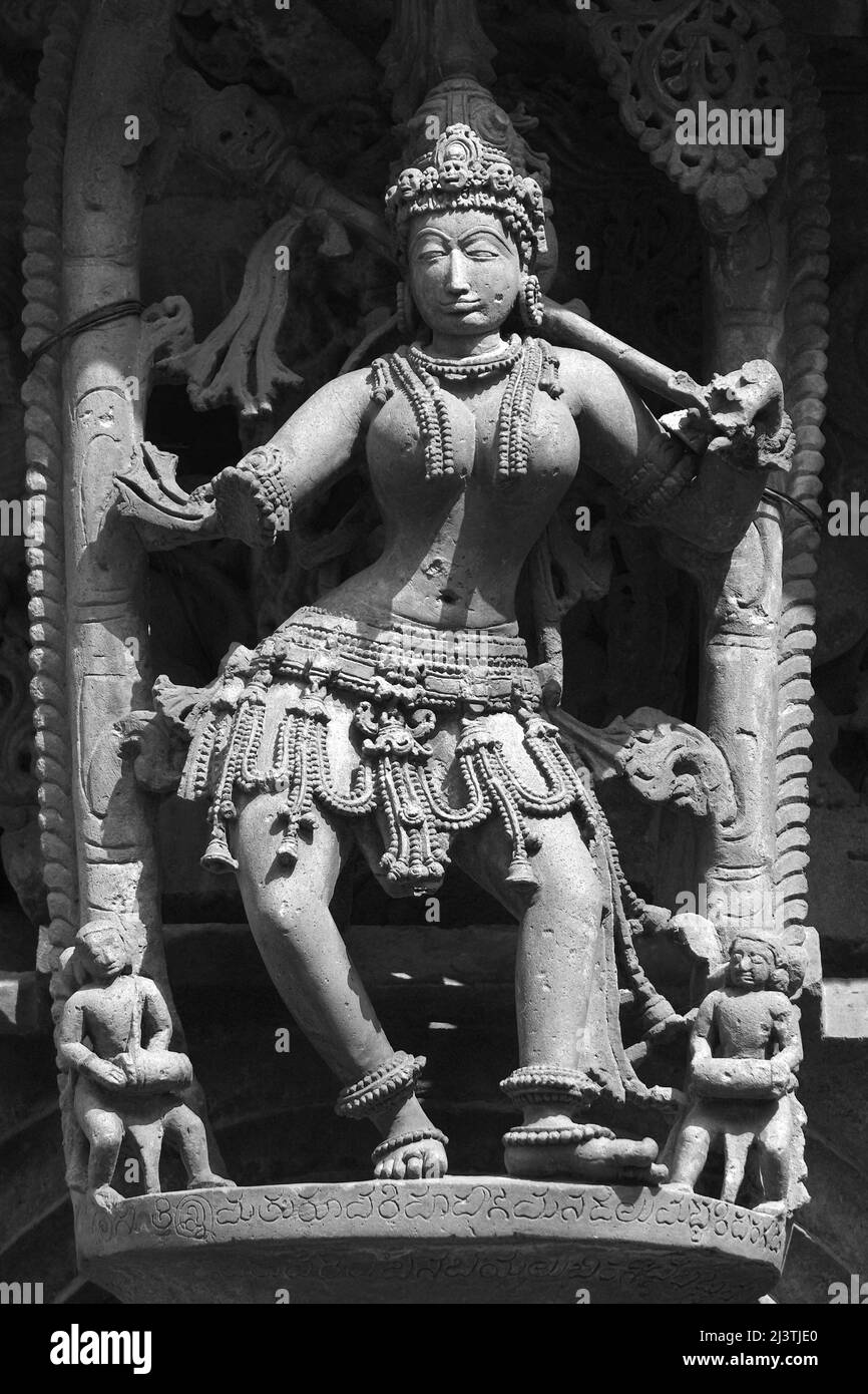 Steinskulptur der schönen Frau (Madanikas) mit selektivem Fokus, 12. Jahrhundert Hindu-Tempel, Alte Steinkunst und Skulpturen in jeder Säule, Che Stockfoto