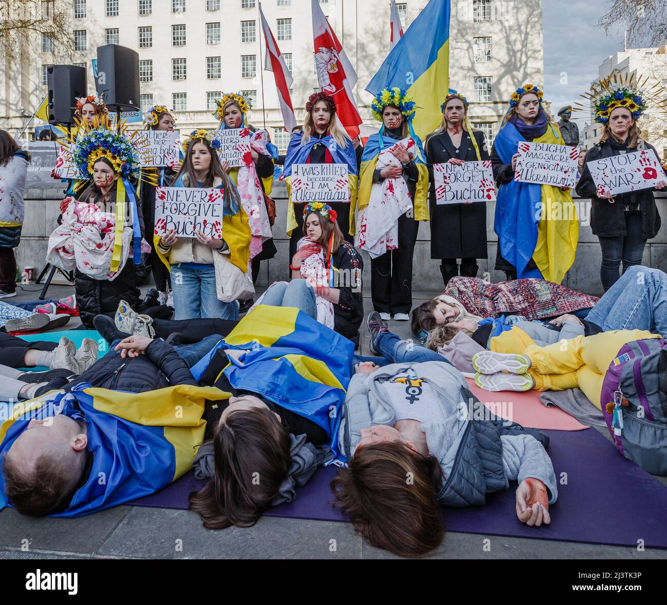 Ukrainische Demonstranten inszenieren in Whitehall und gegenüber der Downing Street einen "Einstand". Stockfoto