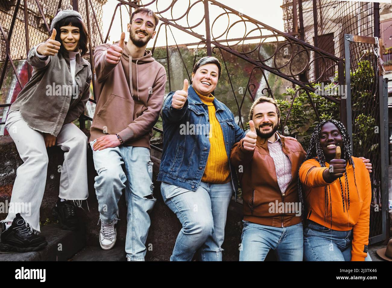 Vielfältige Gruppe Junge Menschen stehen auf einer Treppe im Freien Stockfoto