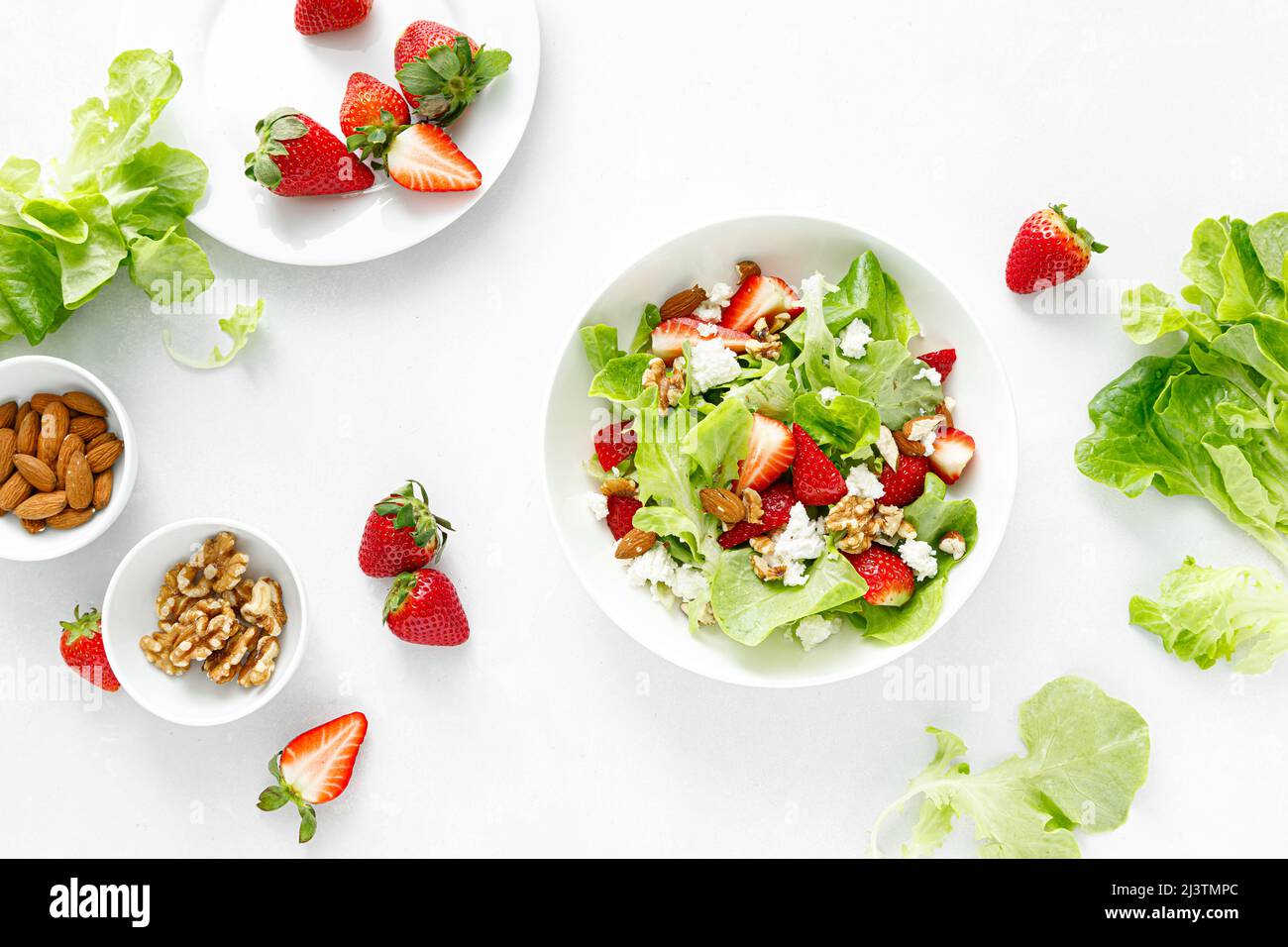 Erdbeer- und Quark-Salat mit frischem Obst, Walnuss, Mandel und Salat, von oben nach unten, flache Laie Stockfoto