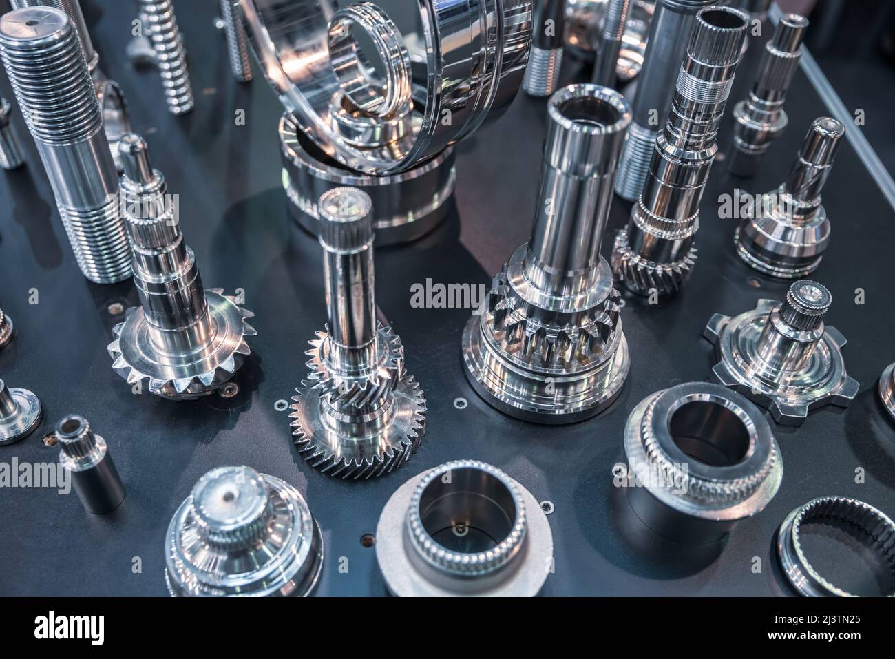 Verschiedene Teile auf einer Fräsmaschine für die CNC-Metallbearbeitung. Stockfoto