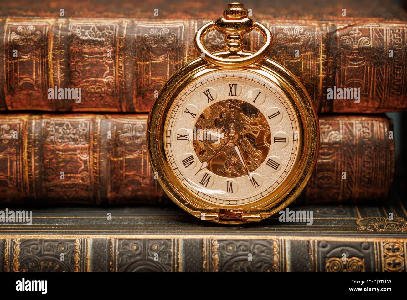 Vintage Antik Taschenuhr auf dem Hintergrund von alten Büchern Stockfoto