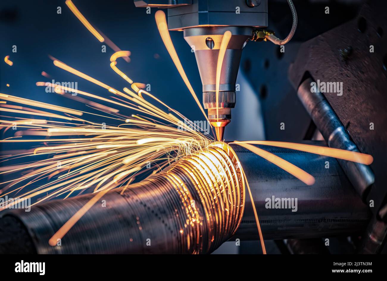 CNC-Laserschneiden von Metall, moderne Industrietechnik machen Industrial Details. Die Laseroptik und CNC (Computer Numerical Control) werden verwendet Stockfoto