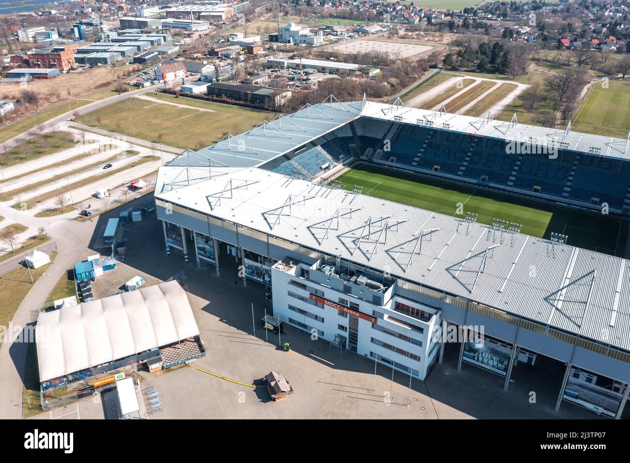 Magdeburg, Deutschland - März 2022: Luftaufnahme der MDCC-Arena, Heimstadion von 1. FC Magdeburg Stockfoto