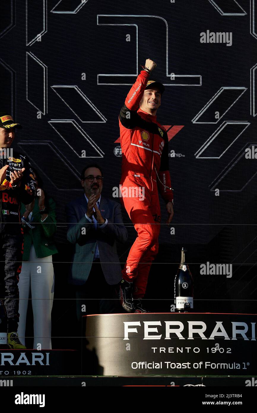 Melbourne, Australien. 10. April 2022. 10. April 2022, Albert Park, Melbourne, FORMEL 1 ROLEX AUSTRALIAN GRAND PRIX 2022, im Bild Podium: Gewinner Charles Leclerc (MCO), Scuderia Ferrari Credit: dpa/Alamy Live News Stockfoto