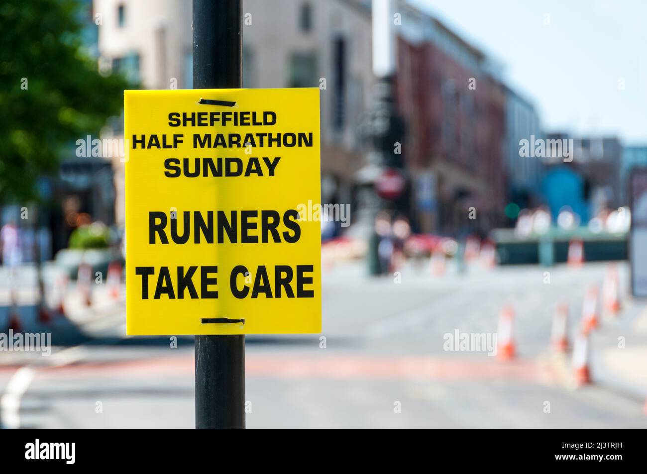 Ein Schild warnt vor Läufern beim Sheffield Half Marathon. Stockfoto