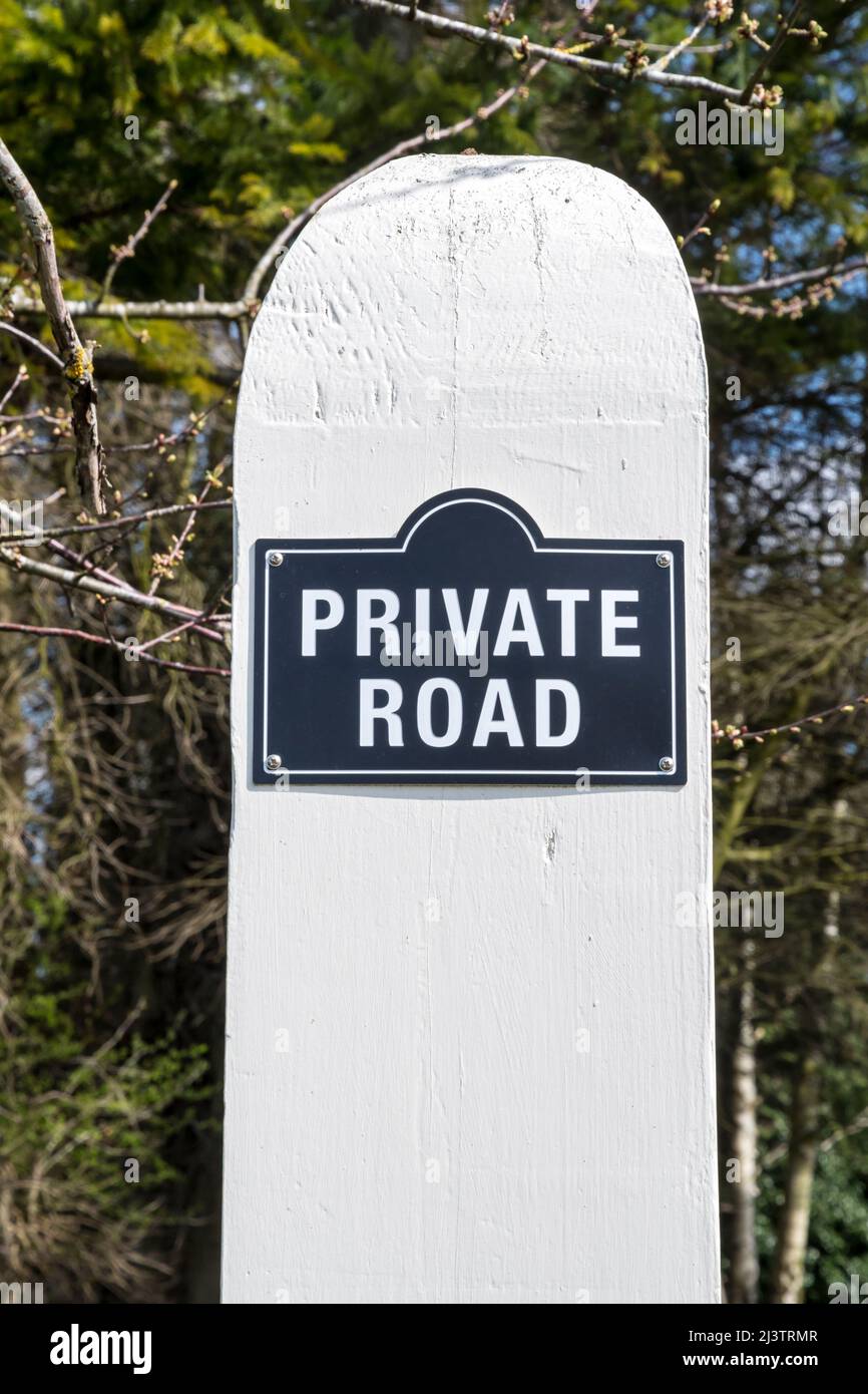Ein Schild mit der privaten Straße in einem englischen Dorf. Stockfoto