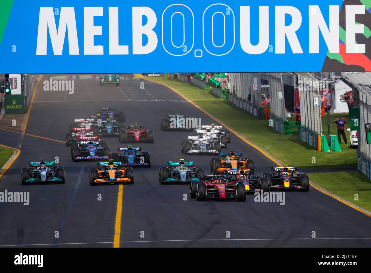 Melbourne, Australien. 10. April 2022. Start, #16 Charles Leclerc (MCO, Scuderia Ferrari), #1 Max Verstappen (NLD, Oracle Red Bull Racing), #11 Sergio Perez (MEX, Oracle Red Bull Racing), #63 George Russell (GBR, Mercedes-AMG Petronas F1 Team), #4 Lando Norris (GBR, McLaren F1 3 Team), ##44 Lewis Hamilton (GBR, Mercedes-AMG Petronas F1 Daniel Hamilton) (AUS, McLaren F1 Team), F1 Grand Prix von Australien auf dem Melbourne Grand Prix Circuit am 10. April 2022 in Melbourne, Australien. (Foto von HIGH TWO) Quelle: dpa/Alamy Live News Stockfoto
