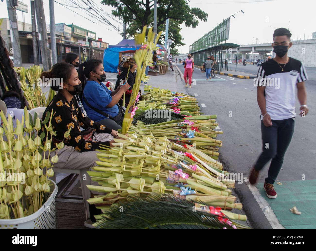 Quezon City, Metro Manila, Philippinen. 10. April 2022. Philippinen: Nach zwei Jahren pandemischer Geschichte erinnert die katholische Kirche heute an den palmsonntag, der für Christen die Rückkehr Jesu nach Jerusalem feiert und gleichzeitig den Beginn der Heiligen Woche signalisiert. (Bild: © Edd Castro/Pacific Press via ZUMA Press Wire) Stockfoto