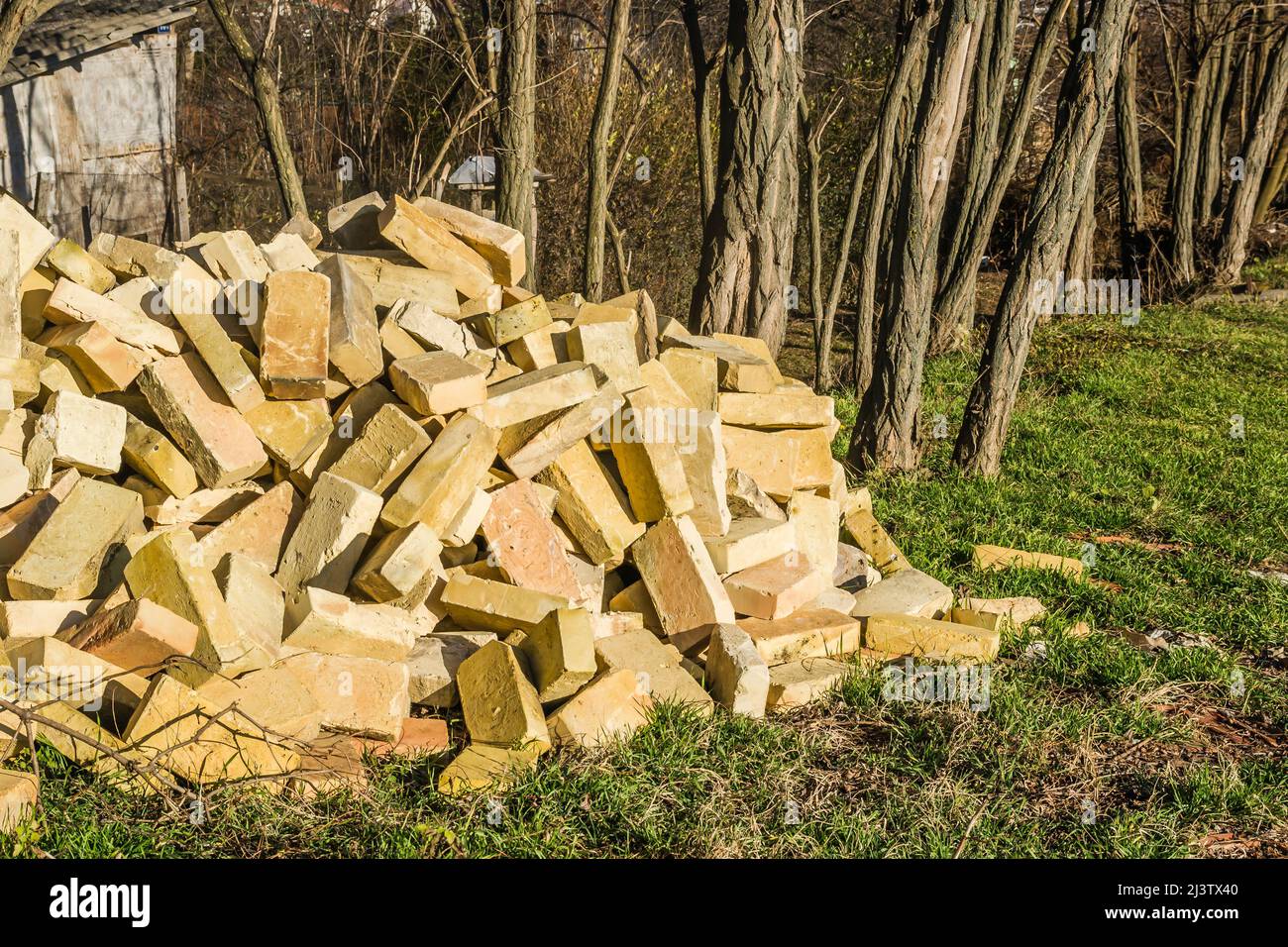 Ein Bündel von Krim Ziegel, ein Ziegelstein aus Muscheln, eine Textur. Hintergrund Stockfoto