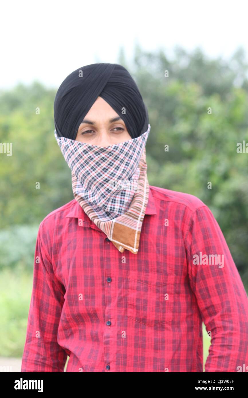 Porträt eines jungen indischen sikh-Mannes mit Maske, Mumbai, Indien, September 2021 Stockfoto