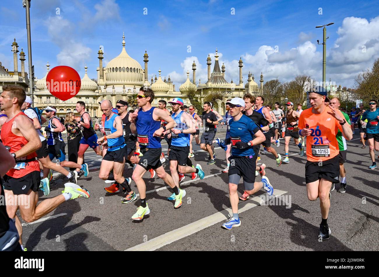 Brighton UK 10. April 2022 - Tausende von Läufern passieren den Royal Pavilion, als sie heute am Brighton Marathon teilnehmen und viele Spendengelder für Wohltätigkeitsorganisationen sammeln : Credit Simon Dack / Alamy Live News Stockfoto