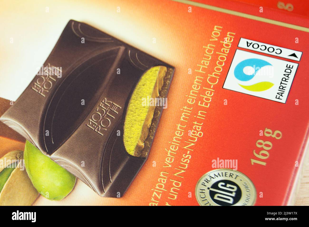 Hamburg, Deutschland - März 25 2022: Moser Roth chocolat amandes und Fair Trade Label Stockfoto