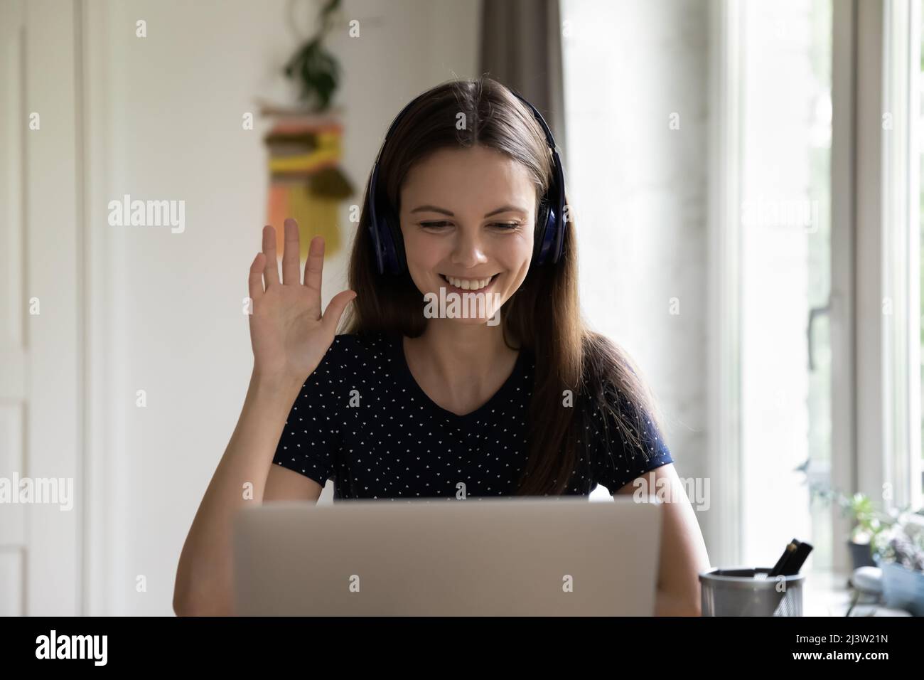 Attraktive Frau Gruß Freund starten Videokonferenz Stockfoto