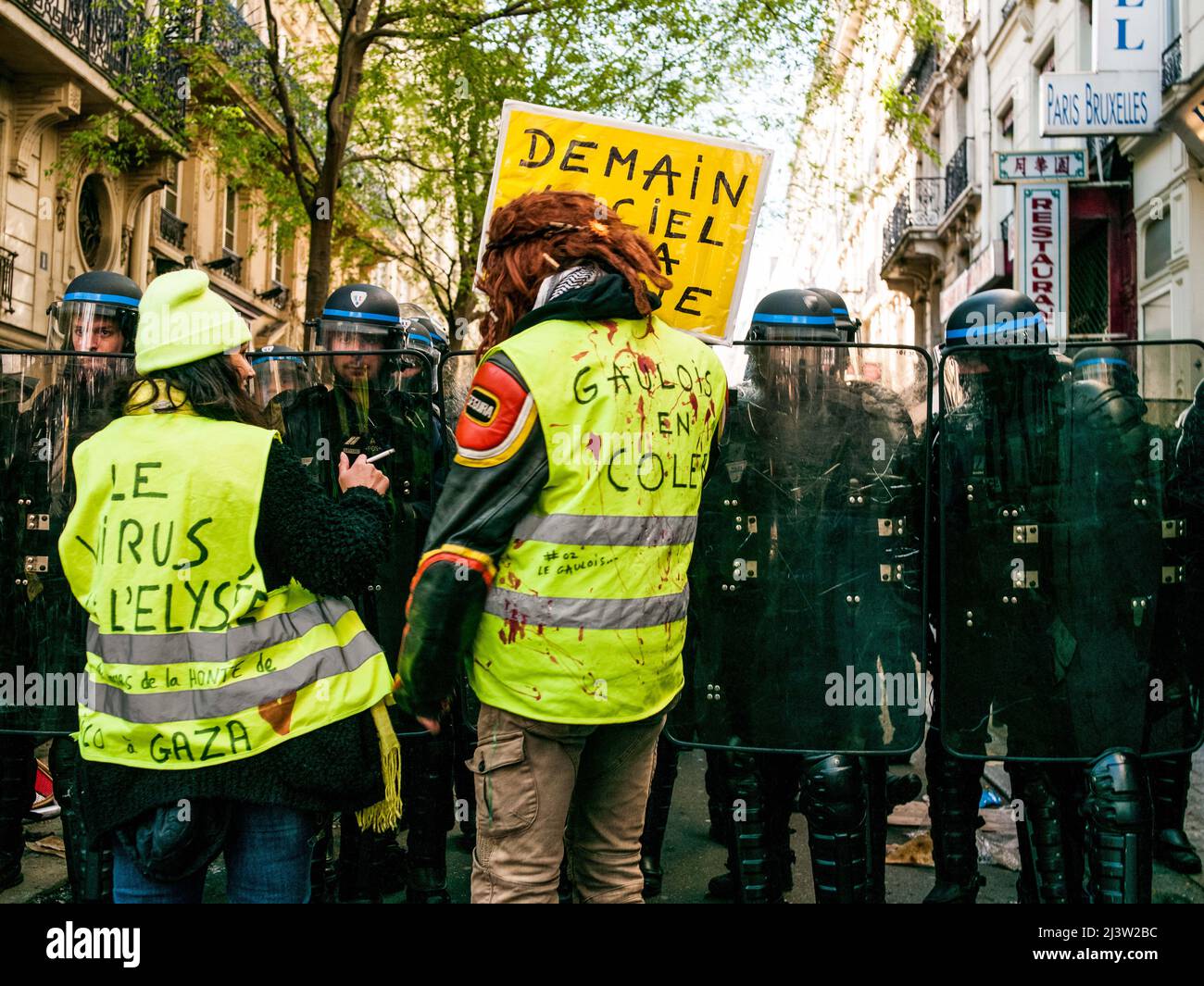 Gelbe Westen und schwarze Blöcke auf dem marsch für die Zukunft in Paris,  Frankreich, am 09. April 2022. Seit Beginn des marsches für die Zukunft  stellten sich die Gelbwesten und weitere schwarze