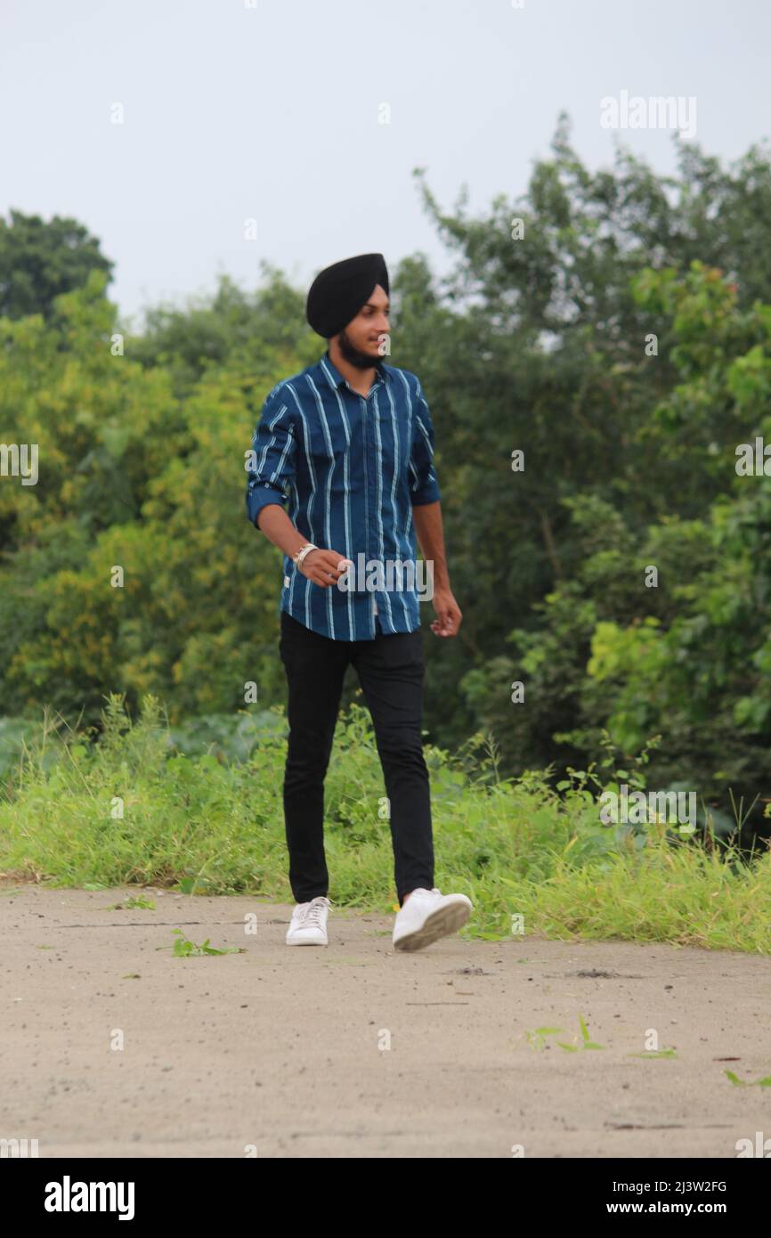 Portrait of Young happy Indian sikh schöner Mann mit Lächeln, Mumbai, Indien, September 2021 Stockfoto