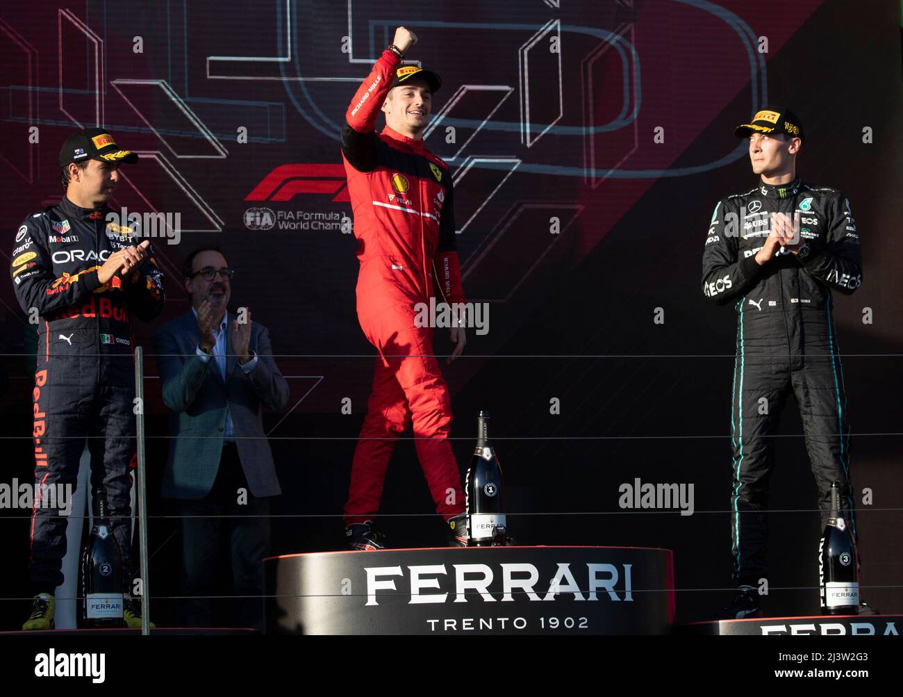 Melbourne, der mexikanische Red Bull-Pilot Sergio Perez (L) und der britische Mercedes-Pilot George Russell stehen nach dem Finale des australischen Grand Prix F1 in Melbourne auf dem Podium. 10. April 2022. Ferrari-Fahrer Charles Leclerc (C) aus Monaco, Red Bull-Fahrer Sergio Perez (L) aus Mexiko und Mercedes-Fahrer George Russell aus Großbritannien stehen nach dem Finale des australischen Grand Prix F1 am 10. April 2022 in Melbourne, Australien, auf dem Podium. Quelle: Bai Xuefei/Xinhua/Alamy Live News Stockfoto