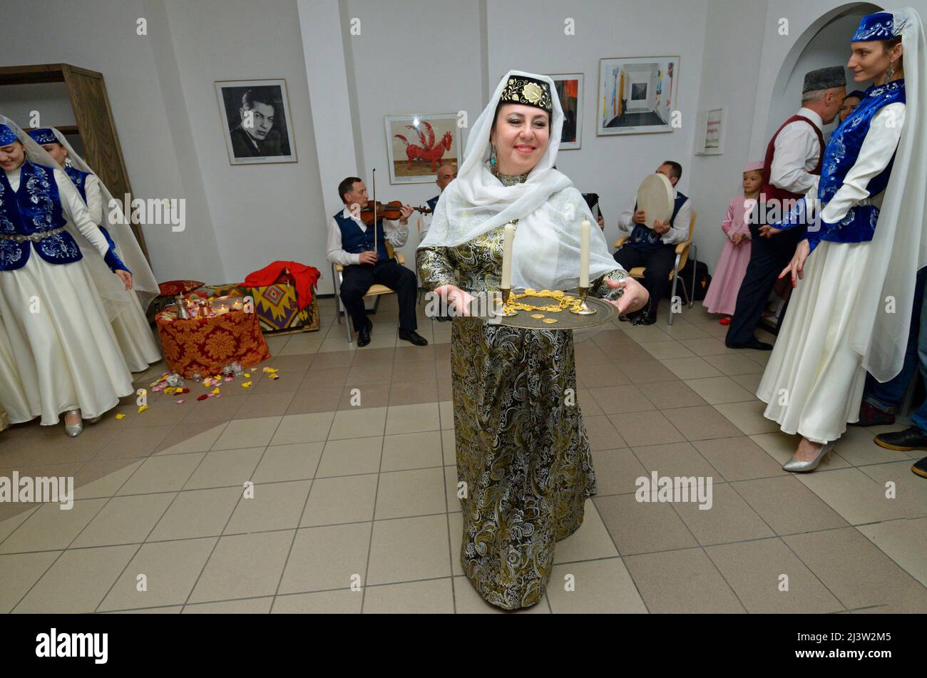 Krimtatar traditionelle Hochzeitszeremonie: Die Mutter der Braut begrüßt die Verwandten des Bräutigams mit Geschenken. Tage der tatarischen Kultur der Krim. 27. Februar 2019. K Stockfoto
