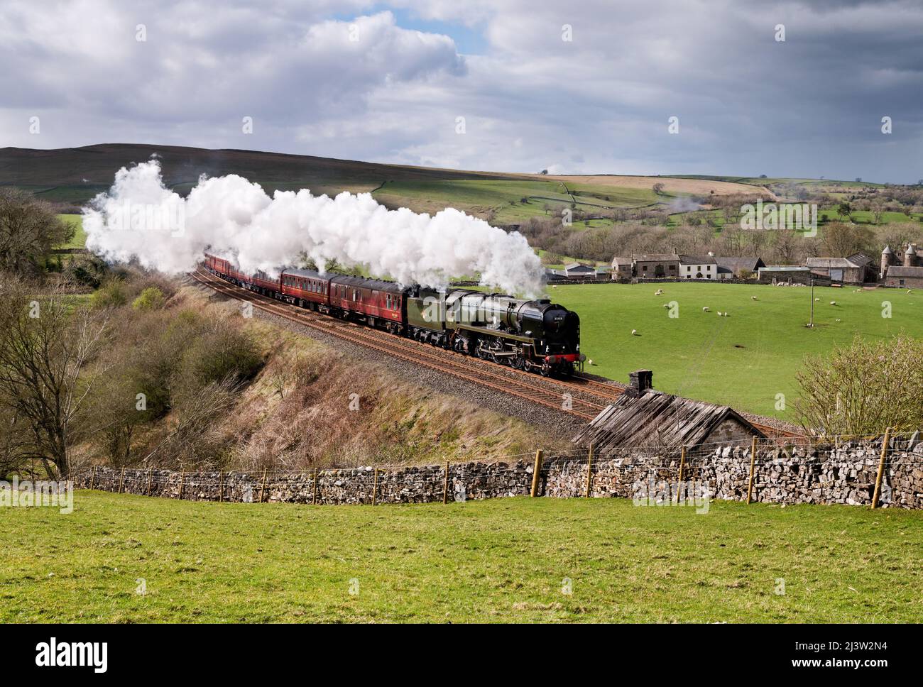 Die Dampflokomotive „British India Line“ fährt einen Spezialzug auf der Eisenbahnlinie Settle-Carlisle südwärts, vorbei an Smardale, nahe Kirkby Stephen. Stockfoto