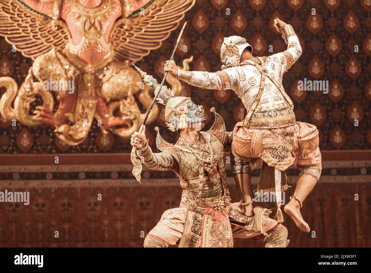 Thai Khon maskierte Tanzperformance, die Kampfszene zwischen Dämonenkönig und affengott heißt im Ramayana-Epos Thotsakan und Hanuman. Thailand. Stockfoto