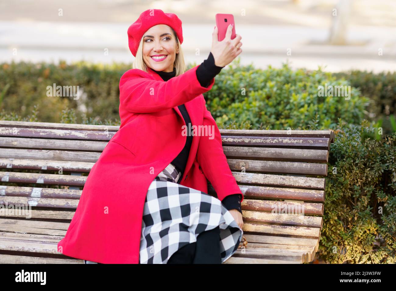 Fröhliche Frau die selfie in Park Stockfoto