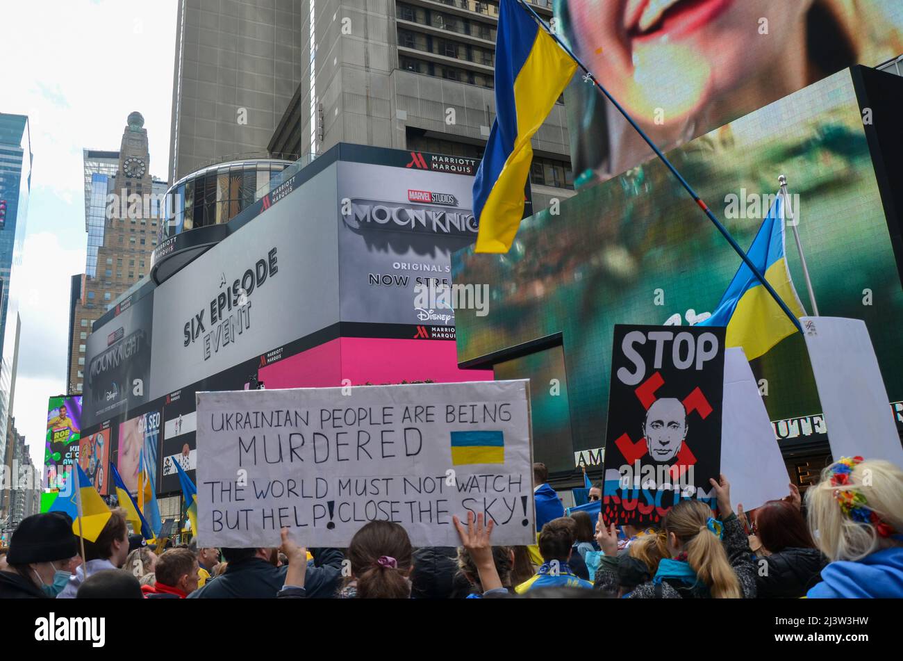 9. April 2022, New York, New York, USA: Demonstranten, die am 09. April 2022 auf dem Times Square in New York City Zeichen halten, um Solidarität mit der Ukraine zu zeigen. (Bild: © Ryan Rahman/Pacific Press via ZUMA Press Wire) Stockfoto 9. April 2022, New York, New York, USA: Demonstranten, die am 09. April 2022 auf dem Times Square in New York City Zeichen halten, um Solidarität mit der Ukraine zu zeigen. (Bild: © Ryan Rahman/Pacific Press via ZUMA Press Wire) Stockfoto