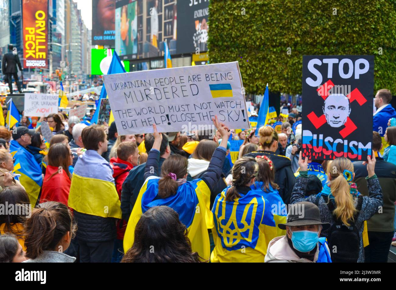 9. April 2022, New York, New York, USA: Hunderte versammeln sich am 09. April 2022 auf dem Times Square in New York City, um sich solidarisch mit der Ukraine zu stellen. (Bild: © Ryan Rahman/Pacific Press via ZUMA Press Wire) Stockfoto 9. April 2022, New York, New York, USA: Hunderte versammeln sich am 09. April 2022 auf dem Times Square in New York City, um sich solidarisch mit der Ukraine zu stellen. (Bild: © Ryan Rahman/Pacific Press via ZUMA Press Wire) Stockfoto