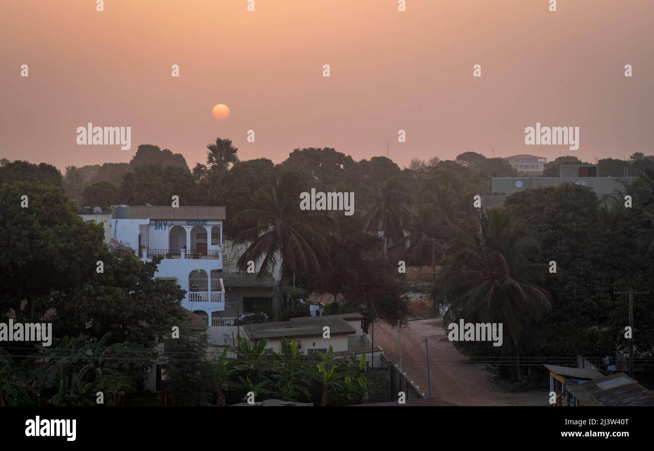Sonnenaufgang im März über Senegambia Gambia Westafrika Stockfoto