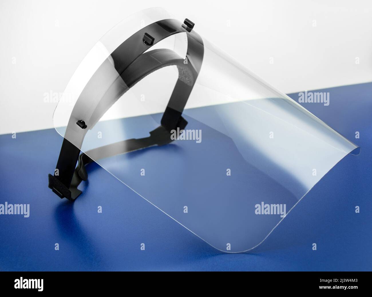 1 Gesichtsschild auf blauem Hintergrund Stockfoto