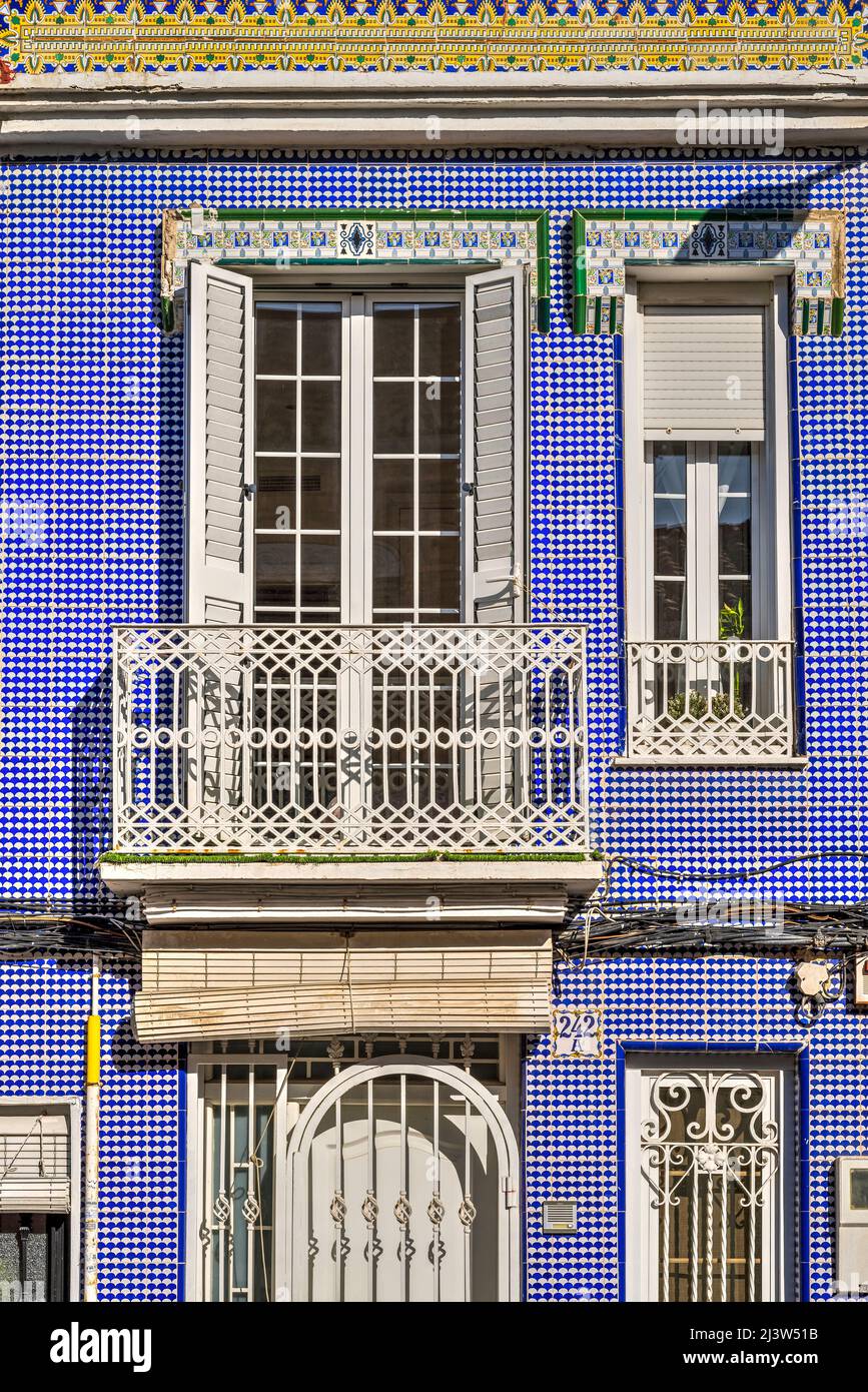 Bunte keramische geflieste Fassade eines traditionellen modernistischen Hauses im Viertel El Cabanyal, Valencia, Bundesland Valencia, Spanien Stockfoto