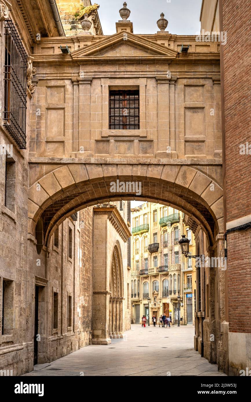 Malerische Straße mit Bogenbrücke in der Altstadt, Valencia, Bundesland Valencia, Spanien Stockfoto