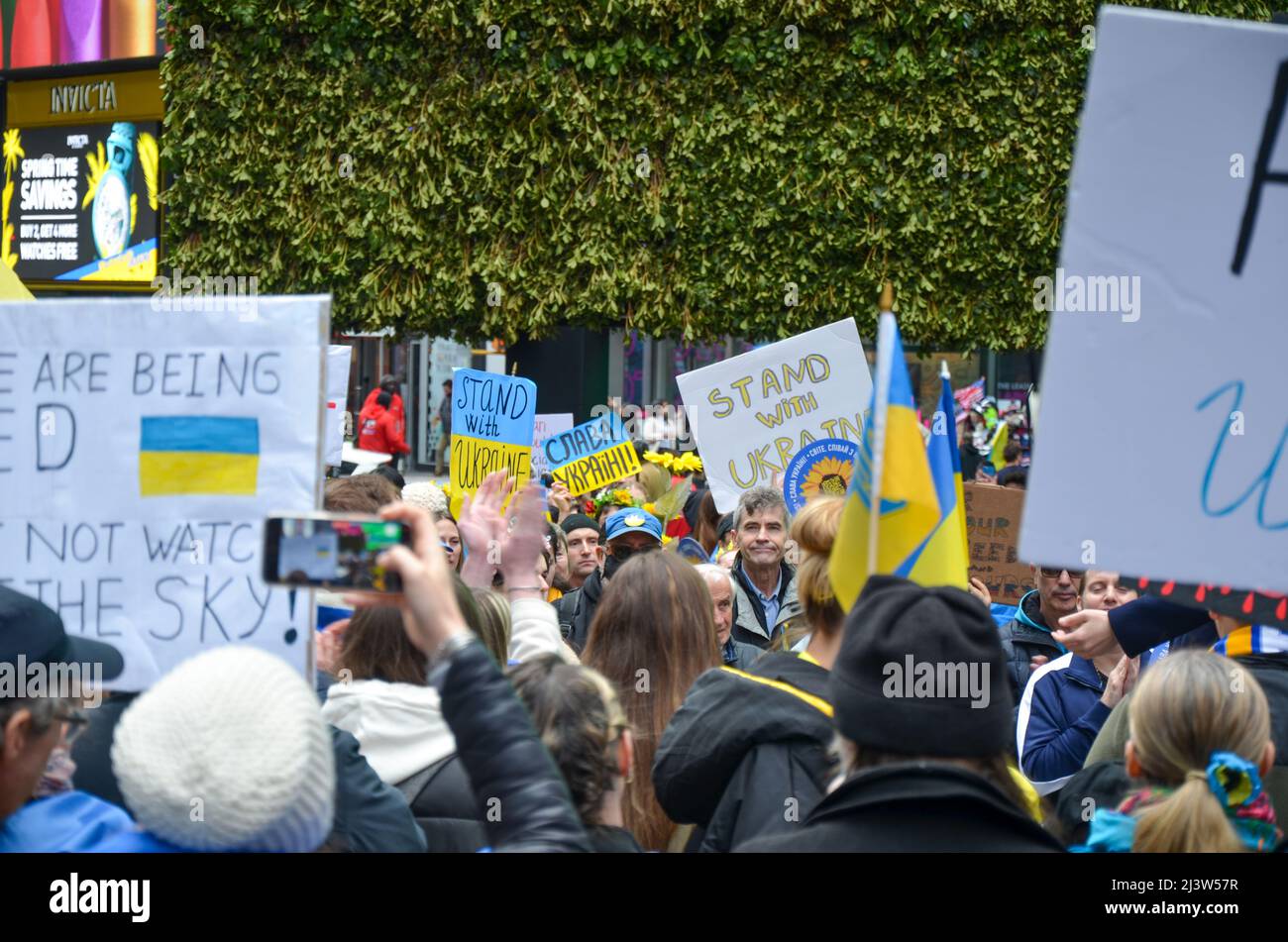 9. April 2022, New York, New York, USA: Hunderte versammeln sich am 09. April 2022 auf dem Times Square in New York City, um sich solidarisch mit der Ukraine zu stellen. (Bild: © Ryan Rahman/Pacific Press via ZUMA Press Wire) Stockfoto 9. April 2022, New York, New York, USA: Hunderte versammeln sich am 09. April 2022 auf dem Times Square in New York City, um sich solidarisch mit der Ukraine zu stellen. (Bild: © Ryan Rahman/Pacific Press via ZUMA Press Wire) Stockfoto